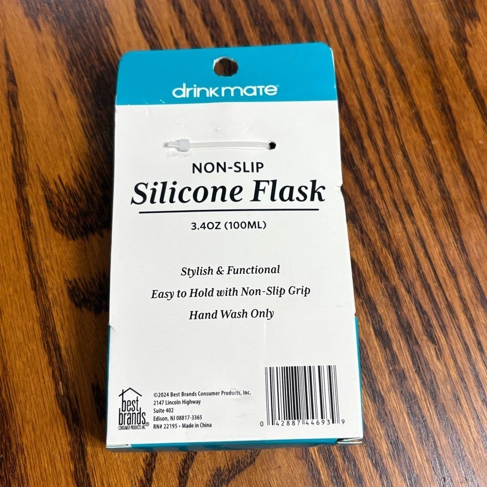 NON SLIP SILICONE FLASK GREAT FOR THE OUTDOORS. NIP